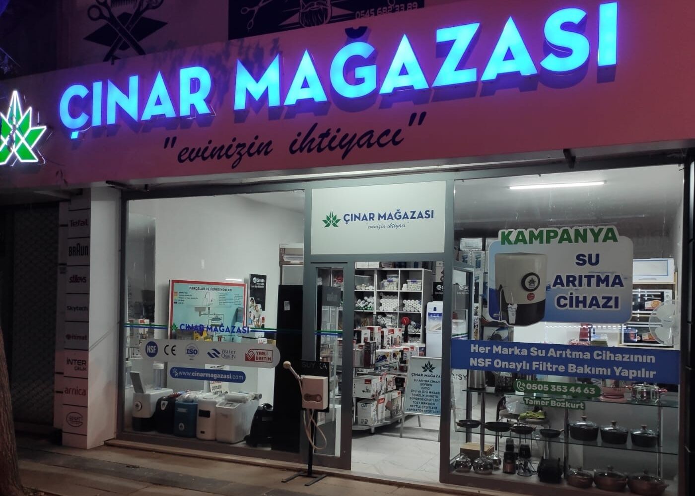 Elbistan Güneşli Mahallesi'ndeki Çınar Mağazası'nın su arıtma cihazlarının sergilendiği vitrini